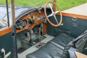 Vista posto di guida a destra con volante, cruscotto e pedali Bugatti Type 43 del 1928