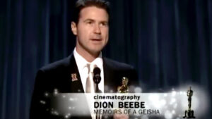 Dion Beebe riceve l'Oscar alla Miglior Fotografia per Memorie di una geisha