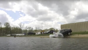 Auto che cade in acqua - test sotto controllo