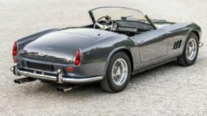 Vista posteriore prima 250 GT SWB California Spider