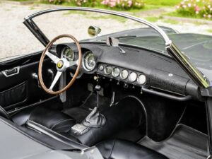 Vista cruscotto con volante e comandi prima 250 GT SWB California Spider