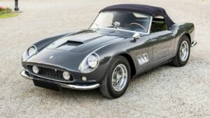 Vista con tettuccio rigido asportabile della prima 250 GT SWB California Spider