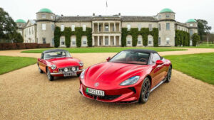 Modelli MG di fronte Goodwood House