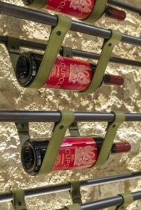 Espositori per bottiglie di vino rivestiti in pelle, ristorante in Val d’Orcia di Foster + Partners