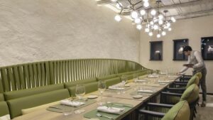 Sala da pranzo, ristorante in Val d’Orcia di Foster + Partners