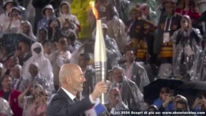Zinedine Zidane nella parte finale della cerimonia con la fiaccola 