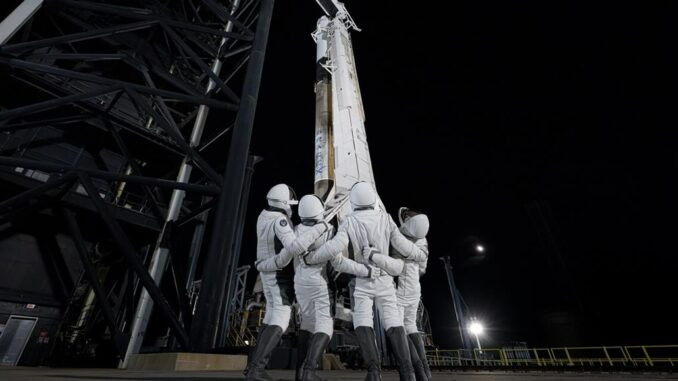 Equipaggio abbracciato su rampa Polaris Dawn