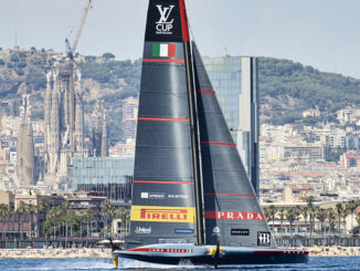 Luna Rossa in porto a Barcellona con sullo sfondo la Sagrada Familia