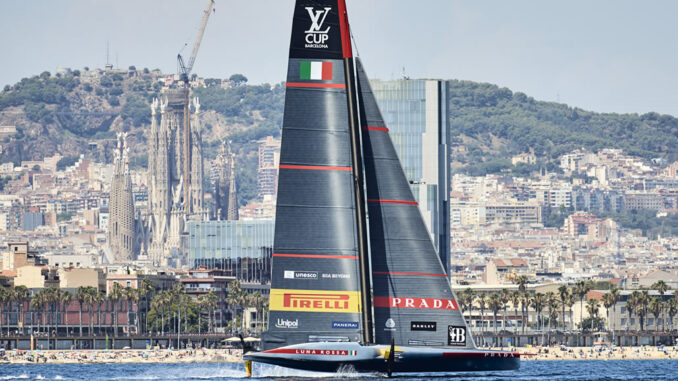 Luna Rossa in porto a Barcellona con sullo sfondo la Sagrada Familia