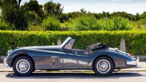 Vista laterale Jaguar XK140 Drophead Coupé del 1955