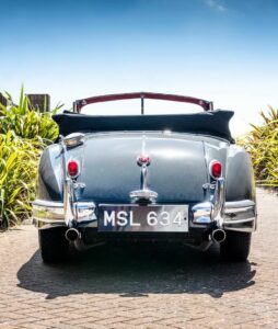 Vista retro Jaguar XK140 Drophead Coupé del 1955