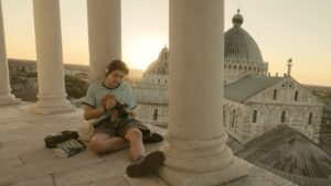 Louis Partridge (nel ruolo di Jonathan Brigstocke) durante viaggio in Italia