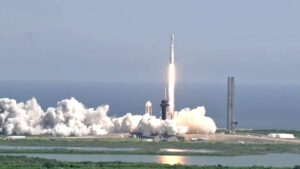 Il razzo Falcon Heavy di SpaceX si stacca dalla rampa di lancio