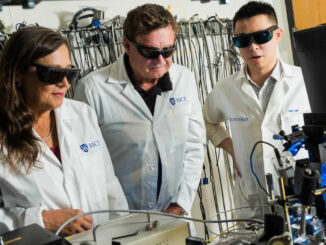 Naomi Halas, Peter Nordlander e Yigao Yuan in laboratorio