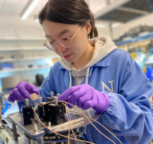 Yi Yang, prima autrice dello studio della Northwestern University, testa un campione della nuova cella solare in laboratorio.