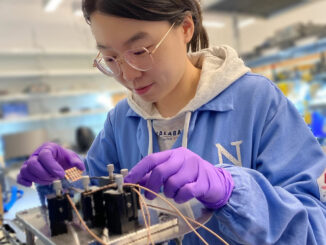 Yi Yang, prima autrice dello studio della Northwestern University, testa un campione della nuova cella solare in laboratorio.