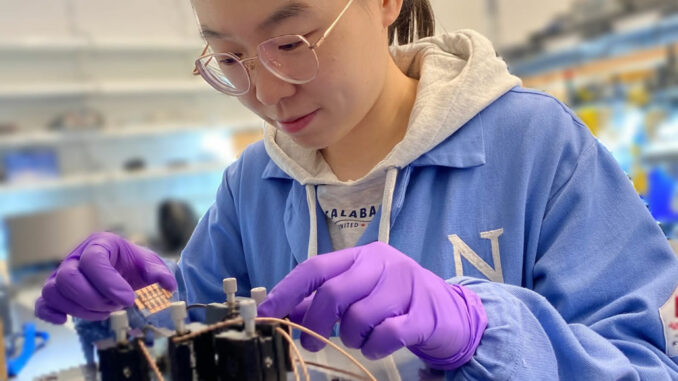 Yi Yang, prima autrice dello studio della Northwestern University, testa un campione della nuova cella solare in laboratorio.