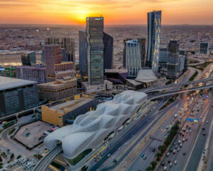 ZHA Metro di Riyadh vista edificio dall’alto al tramonto