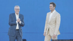 Ed Bastian con Tom Brady su palco Sphere durante keynote al CES 2025