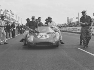 Vincitori squadra corse NART in pista Le Mans su Ferrari 250 LM del 1964 di Scaglietti