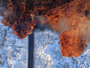 La lava travolge la strada durante eruzione vulcanica in Islanda 