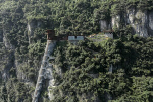 Vista scale fissate alla roccia a strapiombo - Grotta di Tianbao - Liu Jiakun